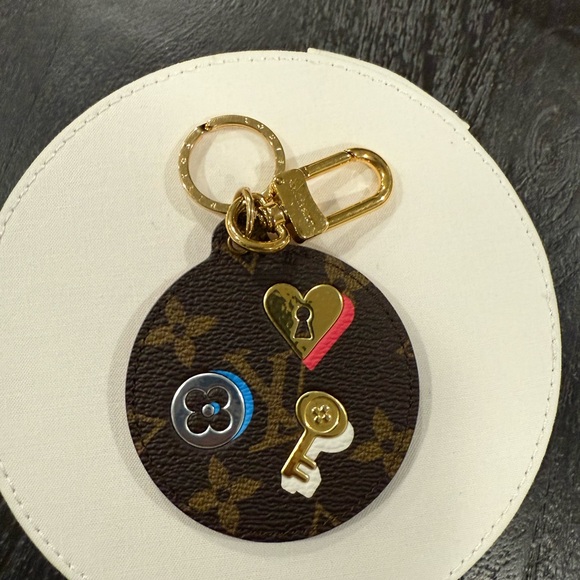 LV Monogram Bag Charm and Key holder - Picture 1 of 3